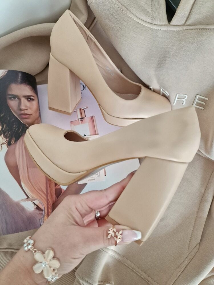 Classic Nude pumps