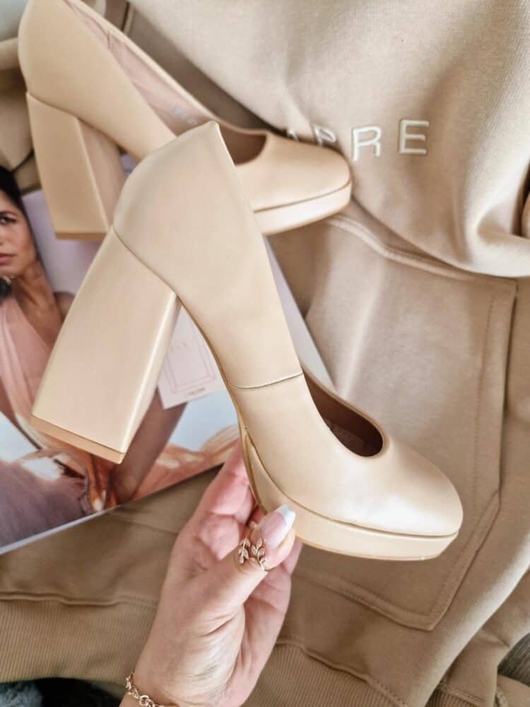 Classic Nude pumps