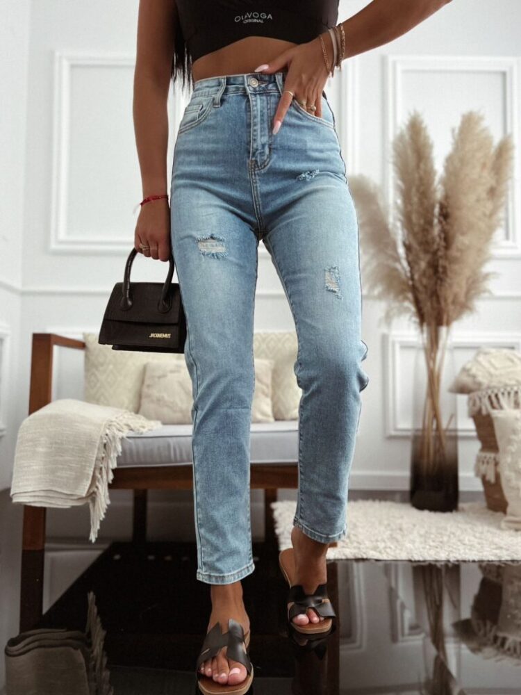 Mom Fit jeans with holes