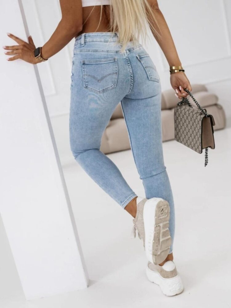 Relaxed jeans styled with Levis