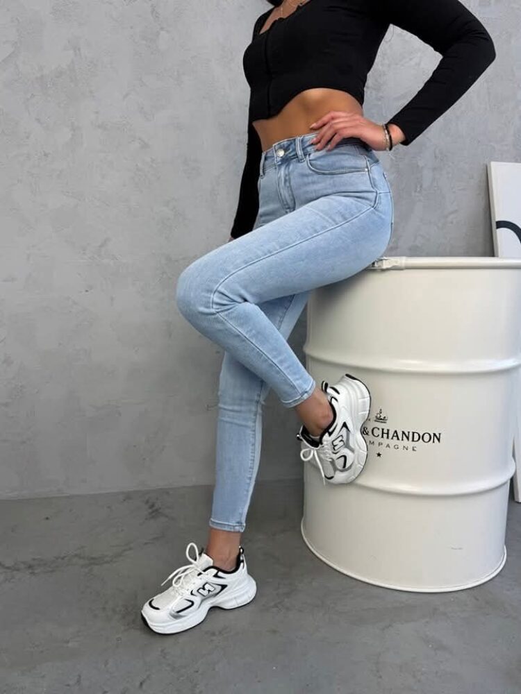 New skinny model a'la Levis