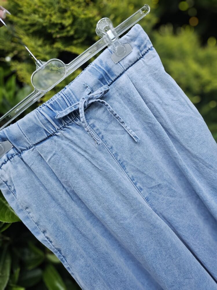 Wide denim seams with cuffs HIT!