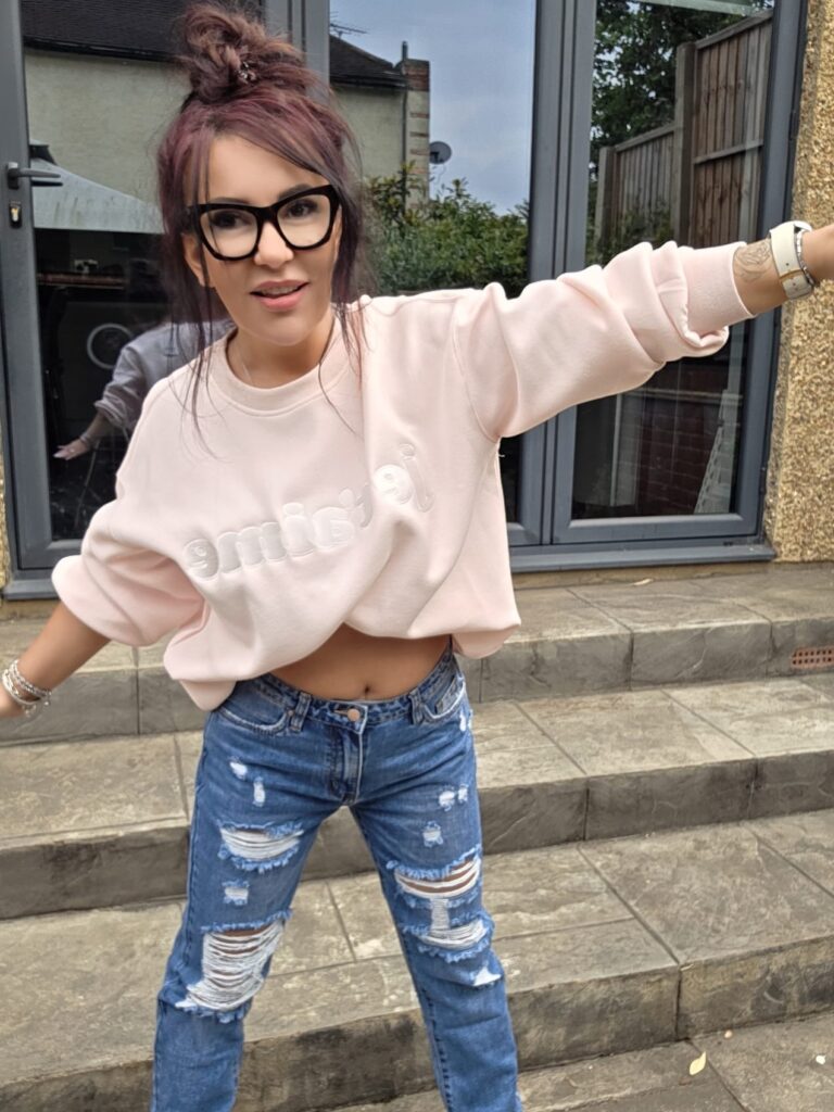 Jeansy mom fit  z dziurami strzępione nogawki - Image 3
