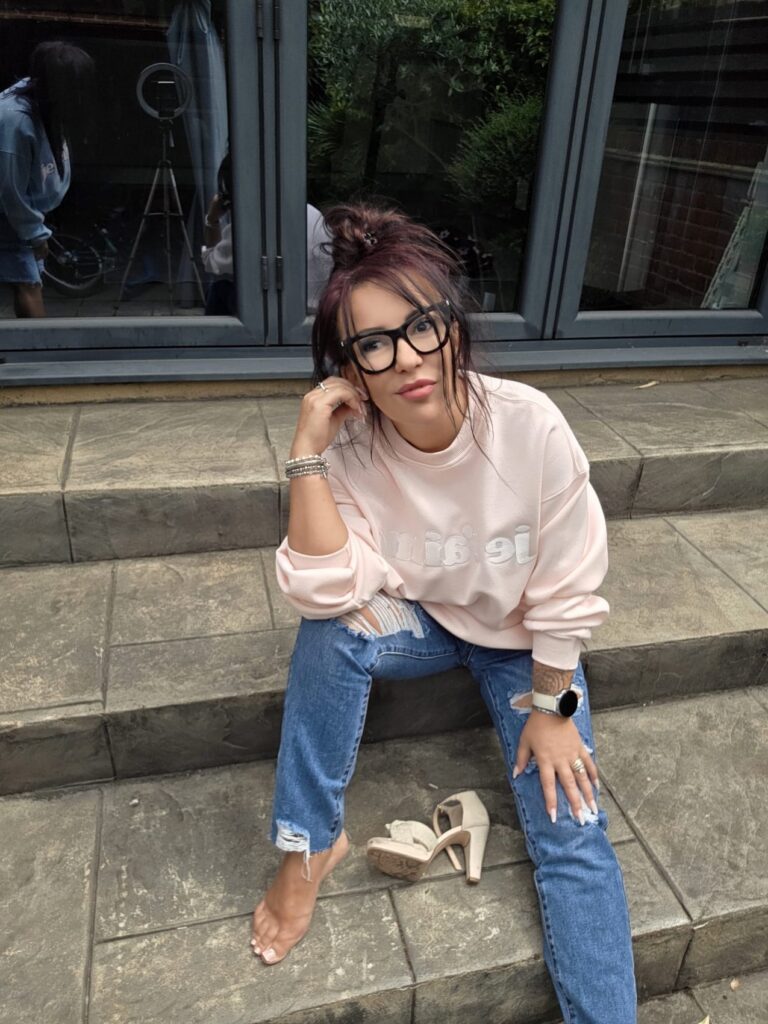 Jeansy mom fit  z dziurami strzępione nogawki - Image 4
