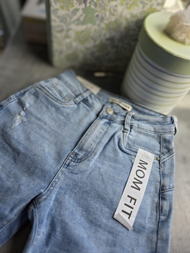 Super soft Mom Fit jeans with belt